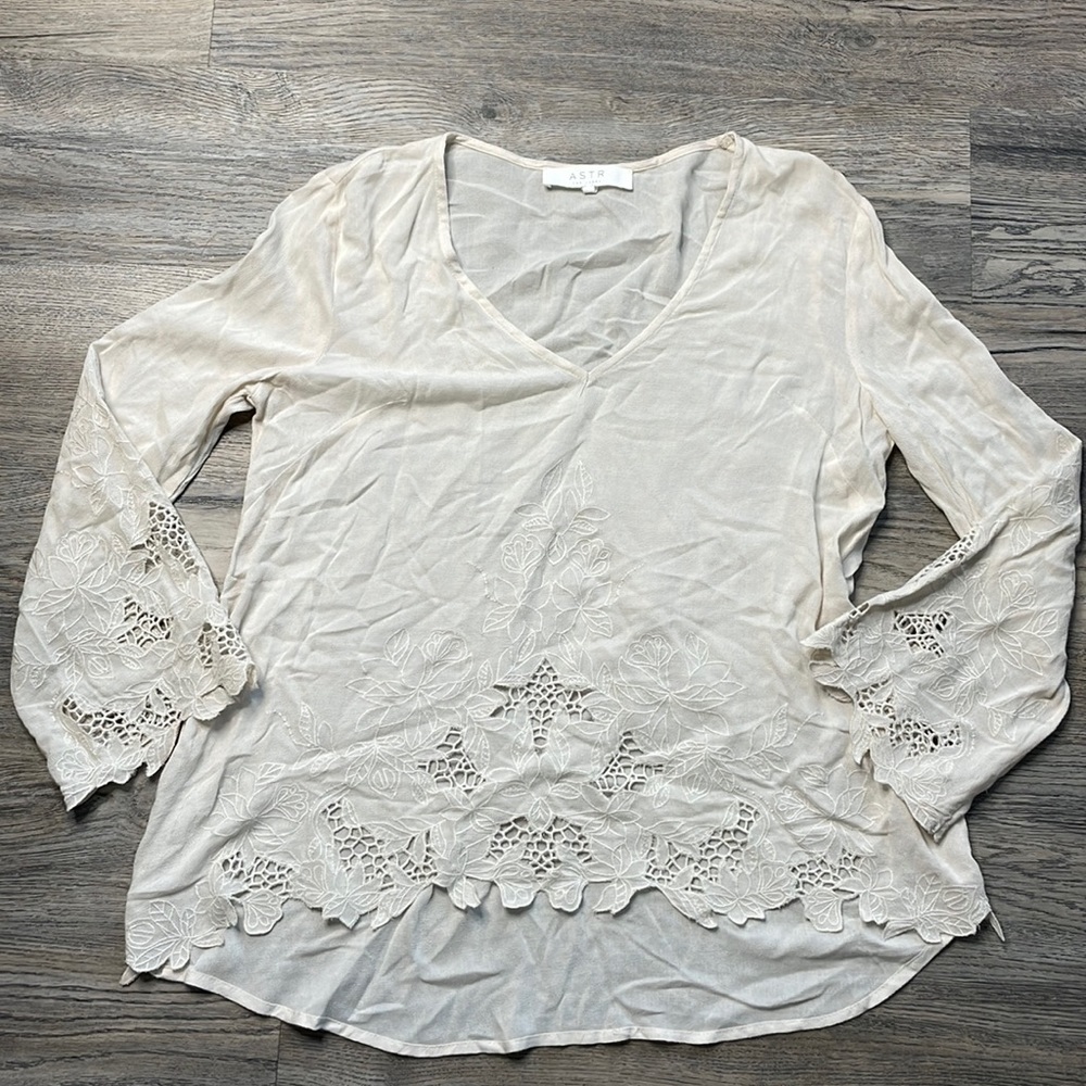 ASTR Women’s Cream V Neck Blouse with Lace Detail and Flare Sleeves, size xs